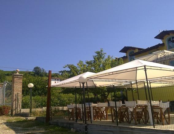 La Terrazza Del Barbaresco Bed & Breakfast Neviglie Bagian luar foto