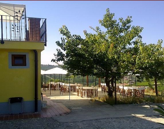 La Terrazza Del Barbaresco Bed & Breakfast Neviglie Bagian luar foto