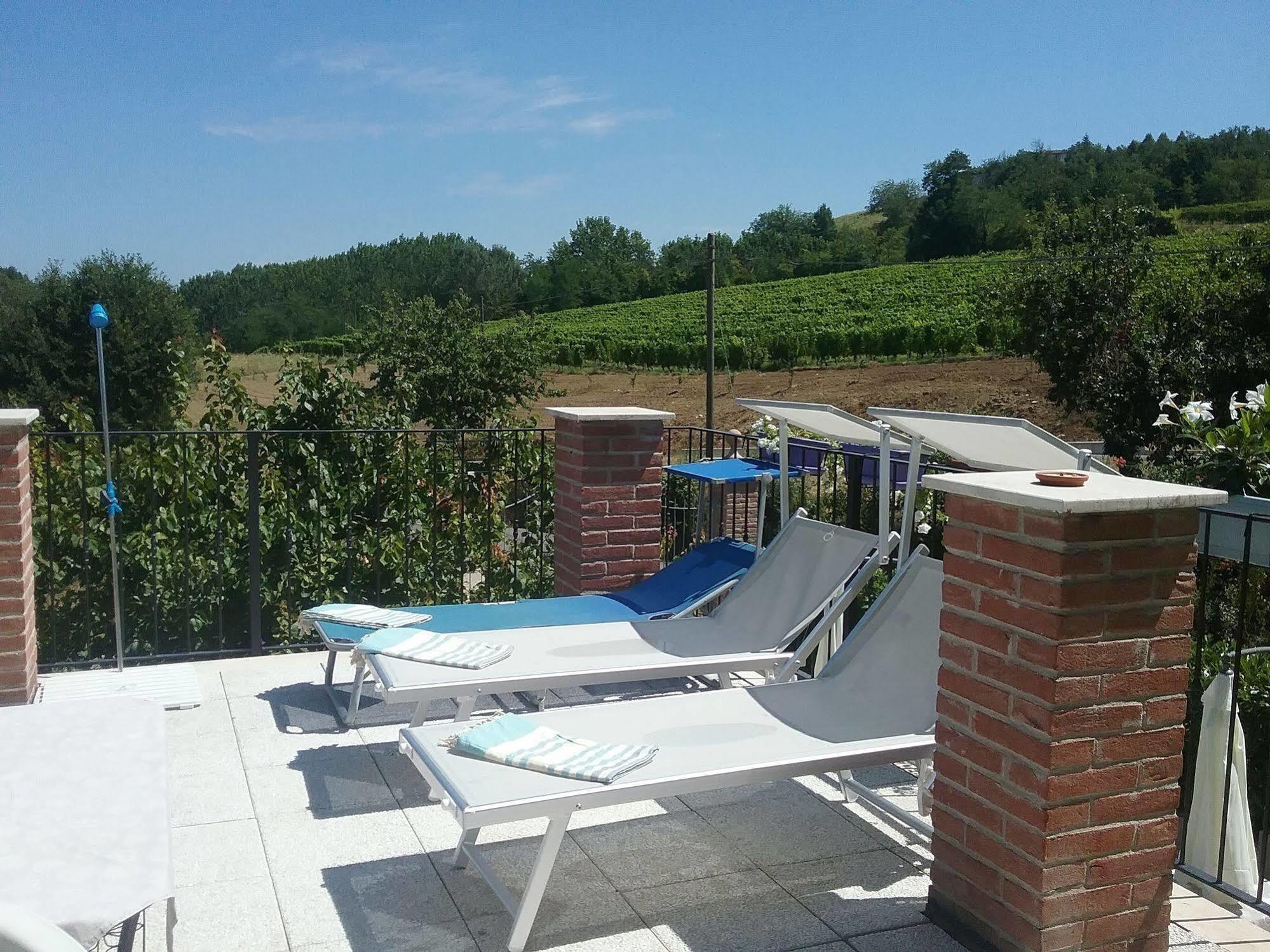 La Terrazza Del Barbaresco Bed & Breakfast Neviglie Bagian luar foto